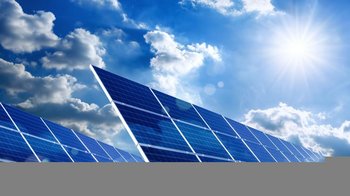 Bewölkter Himmel mit Sonne und einer Solaranlage