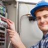Ein junger Elektroniker überprüft einen Verteilerkasten 